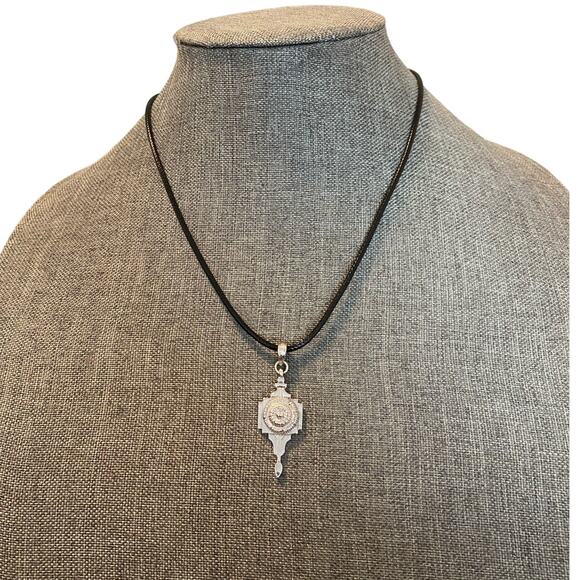 Tibetan prayer wheel pendant necklace - Picture 1 of 4
